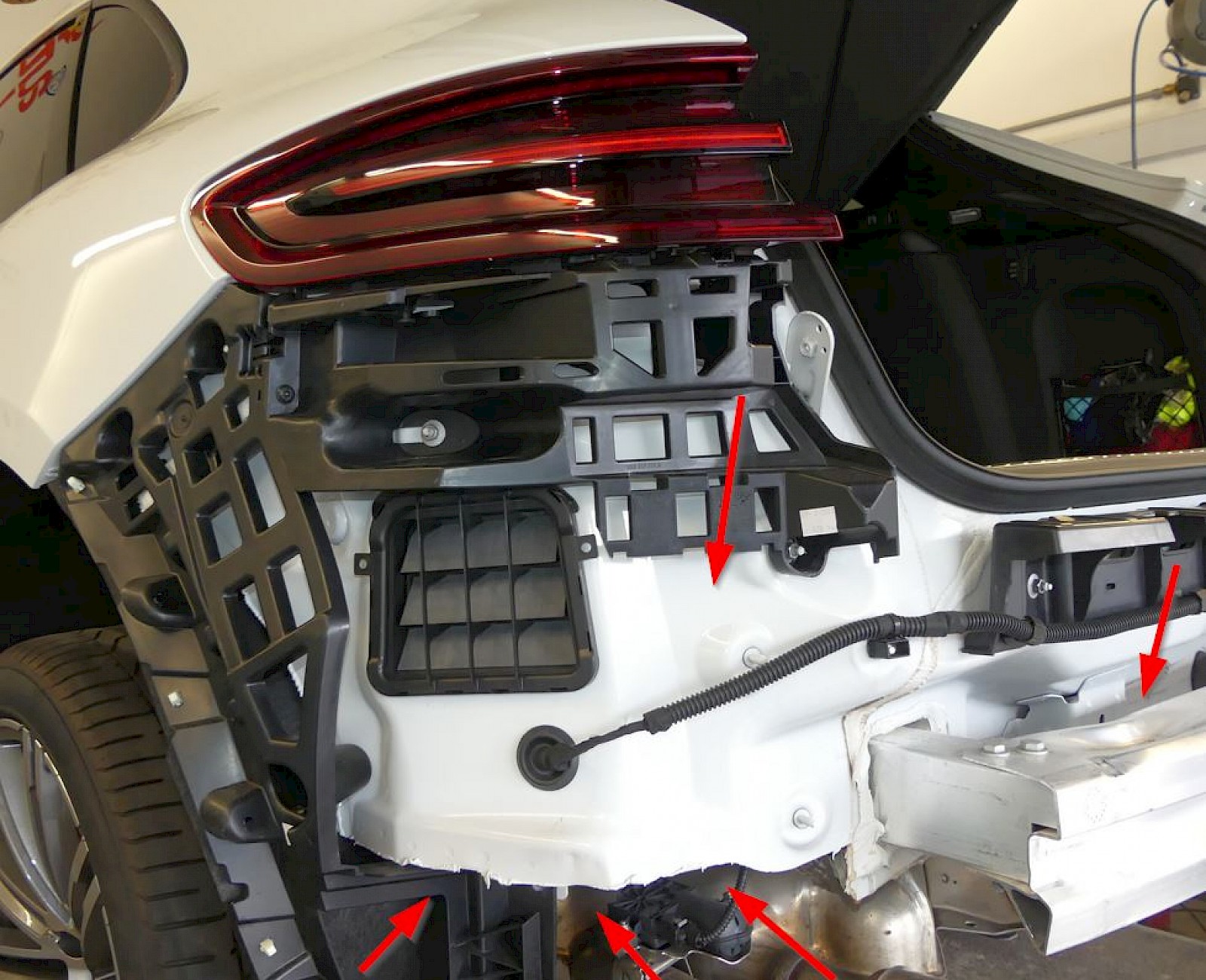 Unfallschaden Pkw Porsche Heck links Teilzerlegt